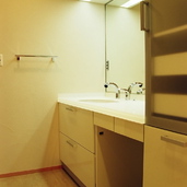 珪藻土の壁が自然な表情の洗面スペース