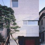 RC3階建てのシンプルな四角い外観