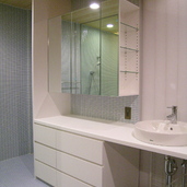 青いタイルと白い建具が爽やかな洗面スペース