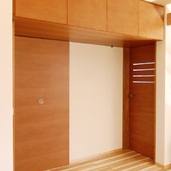 建具はアメリカンチェリーの木目合わせで上質な雰囲気