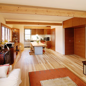 米松の化粧梁に間接照明を仕込んで天井には間接光の柔らかい明かり