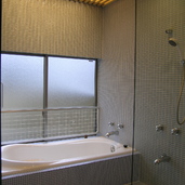 タイルで覆われゆったりとしたバスルーム