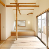 畳の小上がりがゆったりリラックスできる室内