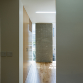 白い室内に所々残されたコンクリート打ちっぱなしの壁面がアクセントに