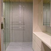 バスルームと洗面スペースは床壁とオシャレなモザイクタイル