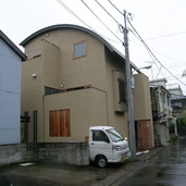 ボールト型の屋根に木製サッシがどこかレトロな雰囲気の外観
