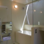 日中自然光の差し込む明るいバスルーム