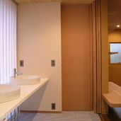 洗面スペースは床もタイル張り