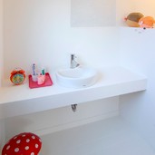 可愛らしい子ども用の洗面スペース