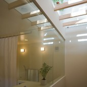 ガラス窓の洗面とバスルーム