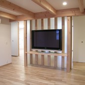 テレビボードの壁は列柱とフロストガラスで適度な遮蔽