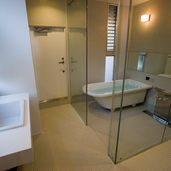 タイル張りがシックな置き浴槽のオシャレなバスルーム