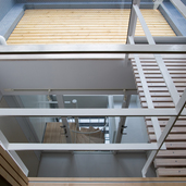 和室とバルコニーの間は吹き抜けになっていて下の部屋まで光が落ちる