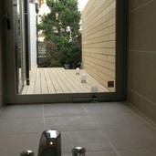バスタブからウッドデッキや庭を眺める