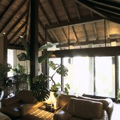 リビングにはリゾートホテルの東屋のようなデザインの天井