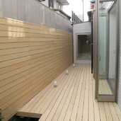 心地よい風と光を感じられるウッドデッキのテラス