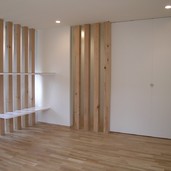 室内の所々に列柱の壁でインテリアのアクセントに