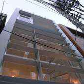 うなぎの寝床の様な細長い建物で建物前面を開口に