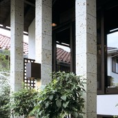 大屋根を支える屋外の柱も大谷石で印象的に