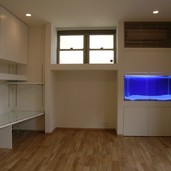 趣味の熱帯魚を飼う水槽を壁面にビルトイン