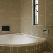 ゆったりと浸かれる扇形のバスタブ