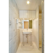 ホワイトでコーディネートした洗面スペース