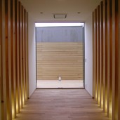 列柱には床から立ち上がる間接照明で奥行き感を演出