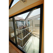 淡いグリーンのバルコニー