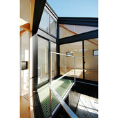 中庭に面する部屋を繋ぐバルコニー