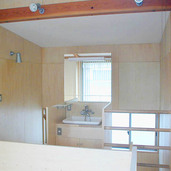 2階　階段の中央に配置された洗面台