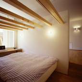 壁を照らす照明を用いて落ち着いた雰囲気を演出