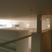 部屋のように仕切られているが天井部分は開放され繋がっているワンルームスペース