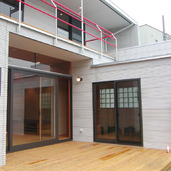 陽の光が気持ちよい1階テラスと2階バルコニー