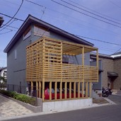 建物は2階建ての高さでもスキップフロアで3層構造のような内部