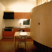 天井に間接照明の光が広がるダイニングキッチン