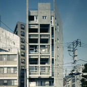 大きな通りの交差点に建つ賃貸併用マンション