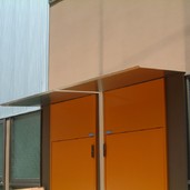 シンプルなデザインの玄関の庇