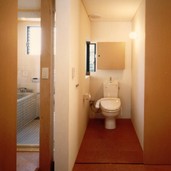 バスルームと換気窓を挟んだトイレスペース