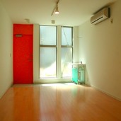 室内に入ると玄関の土間に小さな洗面台が便利