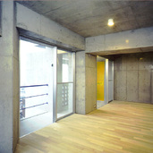 コンクリート打ち放しの室内に家具を選ぶのも楽しい