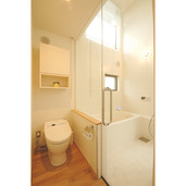 ガラス窓で仕切られたトイレと浴室