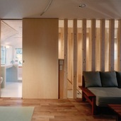 天井までのハイドアで建具もすっきりしたデザイン