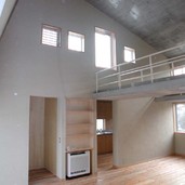 コンクリートの勾配天井で広々開放的なLDK