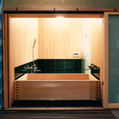 木のぬくもりを感じらながらゆったりできる木製浴槽