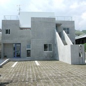 住宅玄関と歯科医院の入り口を分けたアプローチ