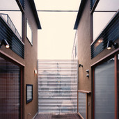 中庭の様な2階のデッキテラス