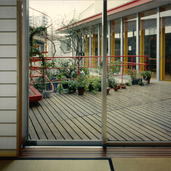 2つの建物を繋ぐウッドバルコニー