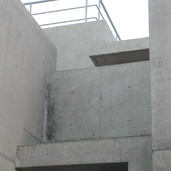 建物アプローチから中が見えないように程よく遮蔽された外壁