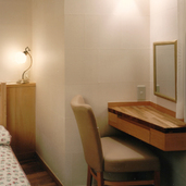 アトピーの家族のため手漉き和紙の壁仕上げの寝室