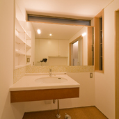 ハイサイド窓から気持ちよい光が差し込む洗面所